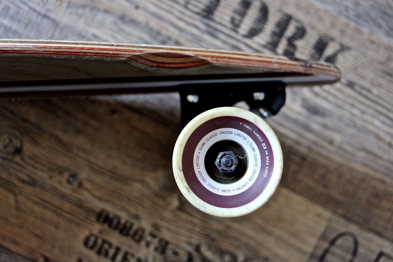 a closer look at how the wheels of the longboard looks like